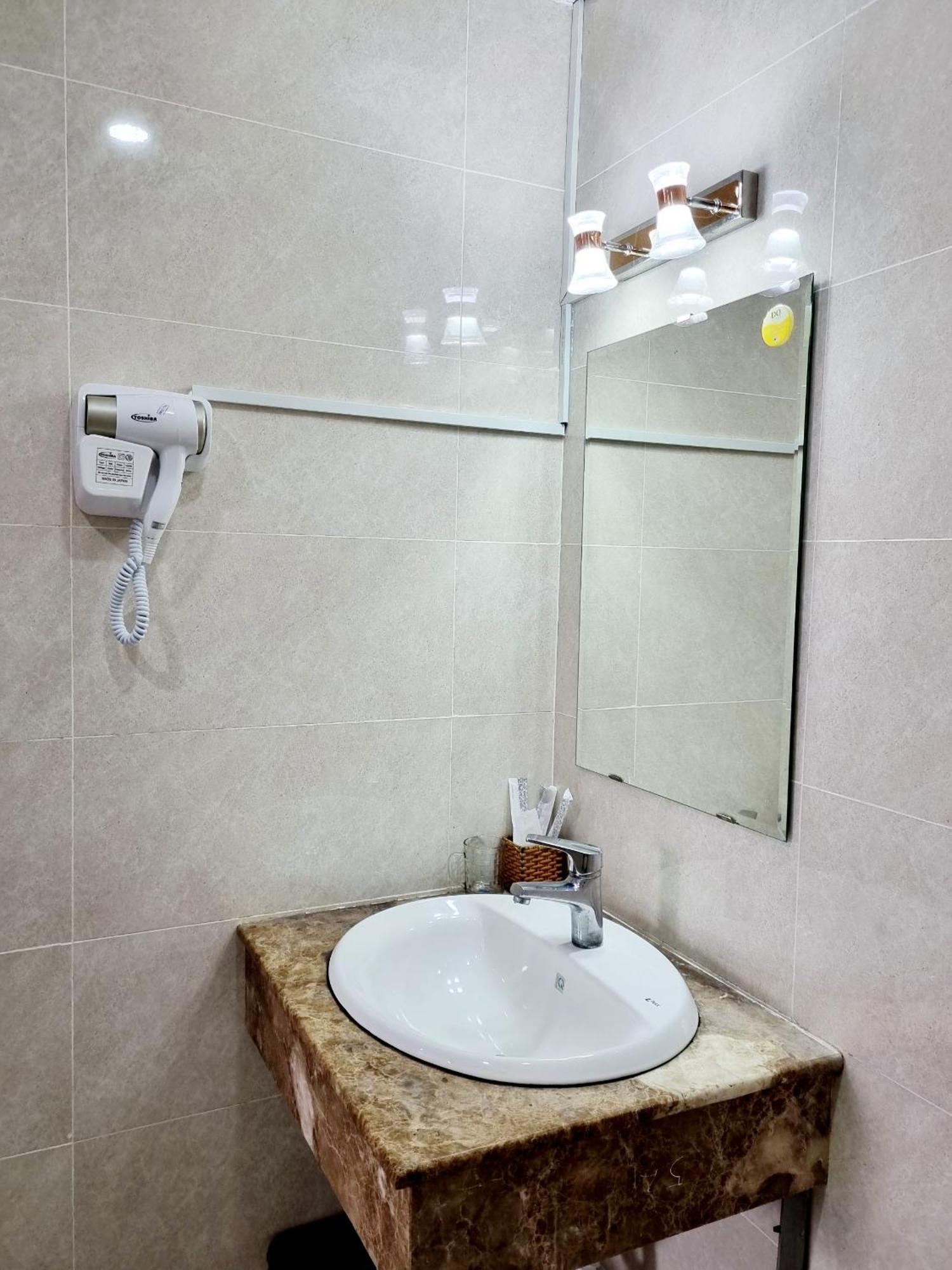 Minh Khue Hotel หวินห์ลอง ภายนอก รูปภาพ
